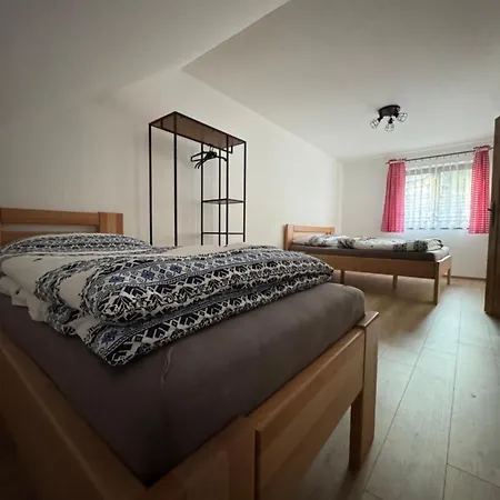 Pallov Dvor بيت للعطل Lutise
